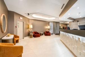 Una sala de espera en un hospital con sillas naranjas. en Ramada Plaza by Wyndham Niagara Falls, en Niagara Falls