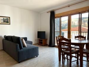 un salon avec un canapé et une table dans l'établissement Apartamentos La Muela - Chulilla, à Chulilla