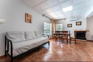 un soggiorno con un divano e un tavolo di Villa Paula-Los Manantiales ad Alhaurín de la Torre