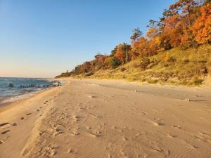 einen Strand mit Fußabdrücken im Sand in der Unterkunft Scenic Drive Resort in Muskegon