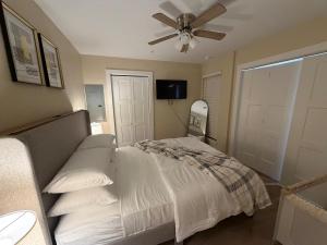 Postel nebo postele na pokoji v ubytování Stylish Stay Near AT&T and Six Flags Free Parking