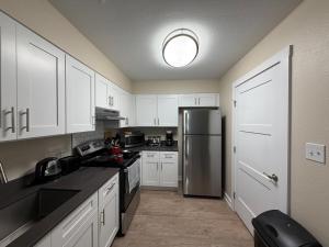 Kuchyň nebo kuchyňský kout v ubytování Stylish Stay Near AT&T and Six Flags Free Parking + 9 fotografií