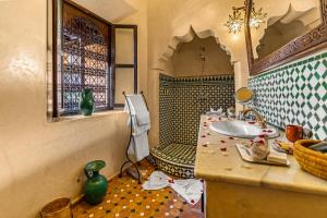Un baño con lavabo y ducha en Riad ILayka, en Marrakech 74 fotos más