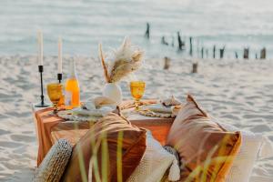 ein Tisch am Strand mit Getränken und Stühlen in der Unterkunft Scenic Drive Resort in Muskegon