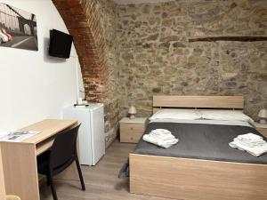 ein Schlafzimmer mit einem Bett und einem Schreibtisch mit einem Schreibtisch in der Unterkunft Cortili Himeresi in Termini Imerese