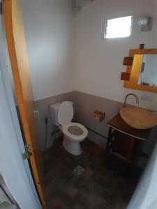 Et badeværelse på La Casita de Caeiro + 12 billeder