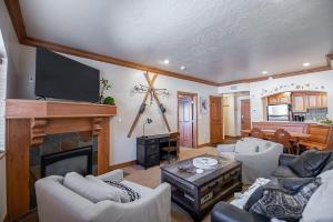 a living room with a fireplace and a tv at Alpine-Style Zermatt King Villa with Full Kitchen Near Park City & Deer Valley Ski Resorts - 2068 in Mound City