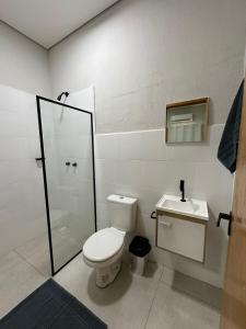 un bagno con un water e un lavandino di Hotel União Centro a Inocência Altre 3 foto