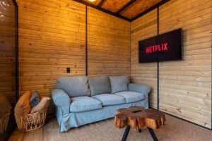 una sala de estar con un sofá y una mesa en Unique, en Guatapé