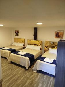 ein Zimmer mit drei Betten in einem Zimmer in der Unterkunft Concubinas del Inca in Cajamarca + 8 Fotos