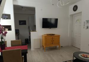 Una televisión o centro de entretenimiento en Zemun Central