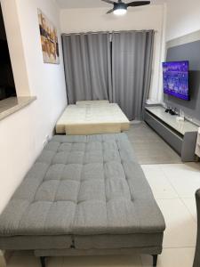 Postel nebo postele na pokoji v ubytování Apartamento Pé na Areia com Churrasqueira Carvão Wi Fi Grátis