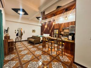 eine Küche und ein Wohnzimmer mit Tisch und Stühlen in der Unterkunft Loft Lujoso y Moderno in Puerto Barrios