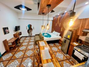ein Wohnzimmer mit einem Sofa und einem Bett in einem Zimmer in der Unterkunft Loft Lujoso y Moderno in Puerto Barrios + 10 Fotos