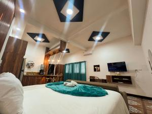 Zimmer mit einem Bett, einem TV und Beleuchtung in der Unterkunft Loft Lujoso y Moderno in Puerto Barrios