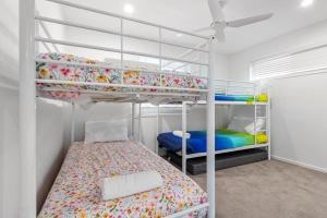 En eller flere senge i et værelse på 44 Allura Circuit + 13 billeder