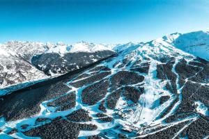 een luchtzicht op een met sneeuw bedekte berg bij Ca' Prestin - Natura e Relax a 20 minuti da Bormio in Tovo di Sant'Agata