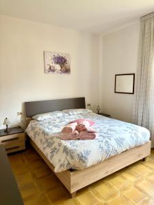 een slaapkamer met een bed met handdoeken erop bij Ca' Prestin - Natura e Relax a 20 minuti da Bormio in Tovo di Sant'Agata