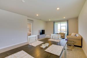 Μια τηλεόραση ή/και κέντρο ψυχαγωγίας στο Pool and Pickleball Access Babcock Ranch Escape