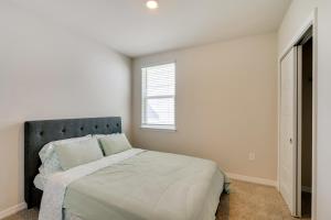 Ένα ή περισσότερα κρεβάτια σε δωμάτιο στο Pool and Pickleball Access Babcock Ranch Escape