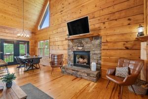 Televiisor ja/või meelelahutuskeskus majutusasutuses Views ~ Hot Tub~ 2 Decks~Pool Table~GameRoom~Cabin +43 fotot