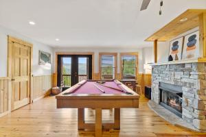 Foto sihtkohas Swiss asuva majutusasutuse Views ~ Hot Tub~ 2 Decks~Pool Table~GameRoom~Cabin galeriist
