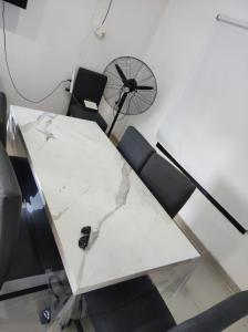 un tavolo con il piano del tavolo rotto con sedie e un ventilatore di la morita silvestre a General Rodríguez Altre 15 foto