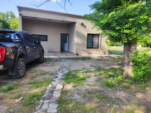 un camion parcheggiato di fronte a una casa di la morita silvestre a General Rodríguez