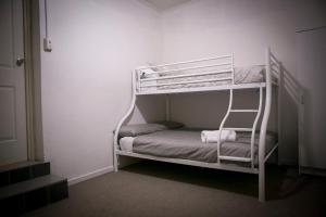 Двухъярусная кровать или двухъярусные кровати в номере Cave Place Units