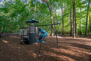einen Spielplatz in einem Park mit Rutsche in der Unterkunft Scenic Drive Resort in Muskegon