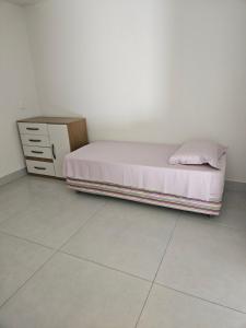 a bed and a dresser in a room at Apto Bell Valle I in Sorriso