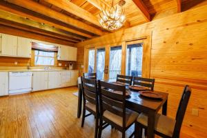 une cuisine et une salle à manger avec une table et des chaises dans l'établissement Scenic Getaway - Hot Tub & Mountain Views, à Mentone