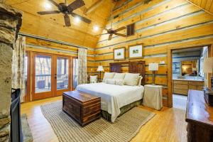 une chambre avec un lit dans une pièce aux murs en bois dans l'établissement Scenic Getaway - Hot Tub & Mountain Views, à Mentone