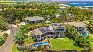 La alberca dentro o cerca de Luxury family home , walk to beach, Pool & Spa