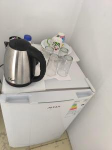 une bouilloire et des tasses sur un réfrigérateur dans l'établissement Ruta43, à Corrientes