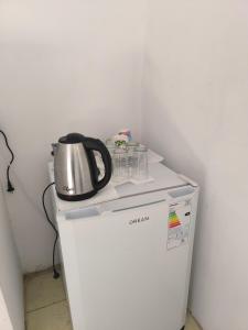 une bouilloire assise au-dessus d'un réfrigérateur dans l'établissement Ruta43, à Corrientes