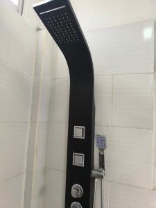 une poignée de porte noire dans une pièce avec un mur dans l'établissement Ruta43, à Corrientes