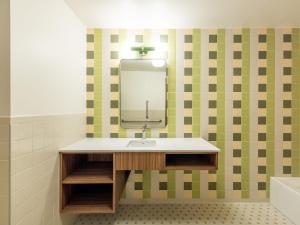 Vannituba majutusasutuses Retro Roadtrip Suite - La Vista Motel