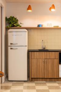 Köök või kööginurk majutusasutuses Retro Roadtrip Suite - La Vista Motel