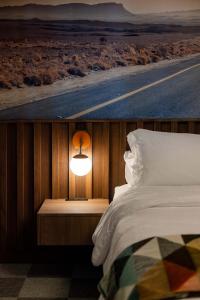 Voodi või voodid majutusasutuse Retro Roadtrip Suite - La Vista Motel toas +4 fotot