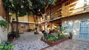 a courtyard of a building with a lot of plants at Alojamiento mei-mei in Puerto Iguazú