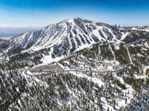 une vue aérienne d'une montagne couverte de neige dans l'établissement Amazing Water View with Jacuzzi & Sky Lounge, à Sparks