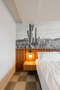 Voodi või voodid majutusasutuse Cactus Country Hideout - La Vista Motel toas