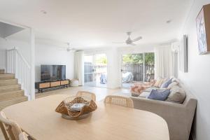 TV a/nebo společenská místnost v ubytování Driftwood House