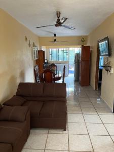 a living room with a couch and a kitchen at Casa en Manzanillo in Manzanillo