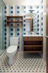 Vannituba majutusasutuses High Desert Hangout - La Vista Motel +1 foto