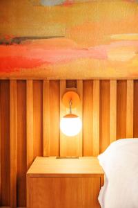 Giường trong phòng chung tại Retro Desert Vista - La Vista Motel