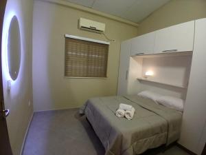 a bedroom with a bed with two towels on it at Coqueto y cómodo Duplex in Ciudad del Este