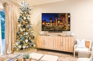 Μια τηλεόραση ή/και κέντρο ψυχαγωγίας στο Luxury Home - Sauna Pool Spa Cart Beach