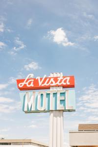 Chứng chỉ, giải thưởng, bảng hiệu hoặc các tài liệu khác trưng bày tại Cactus Jacks Hideout - La Vista Motel